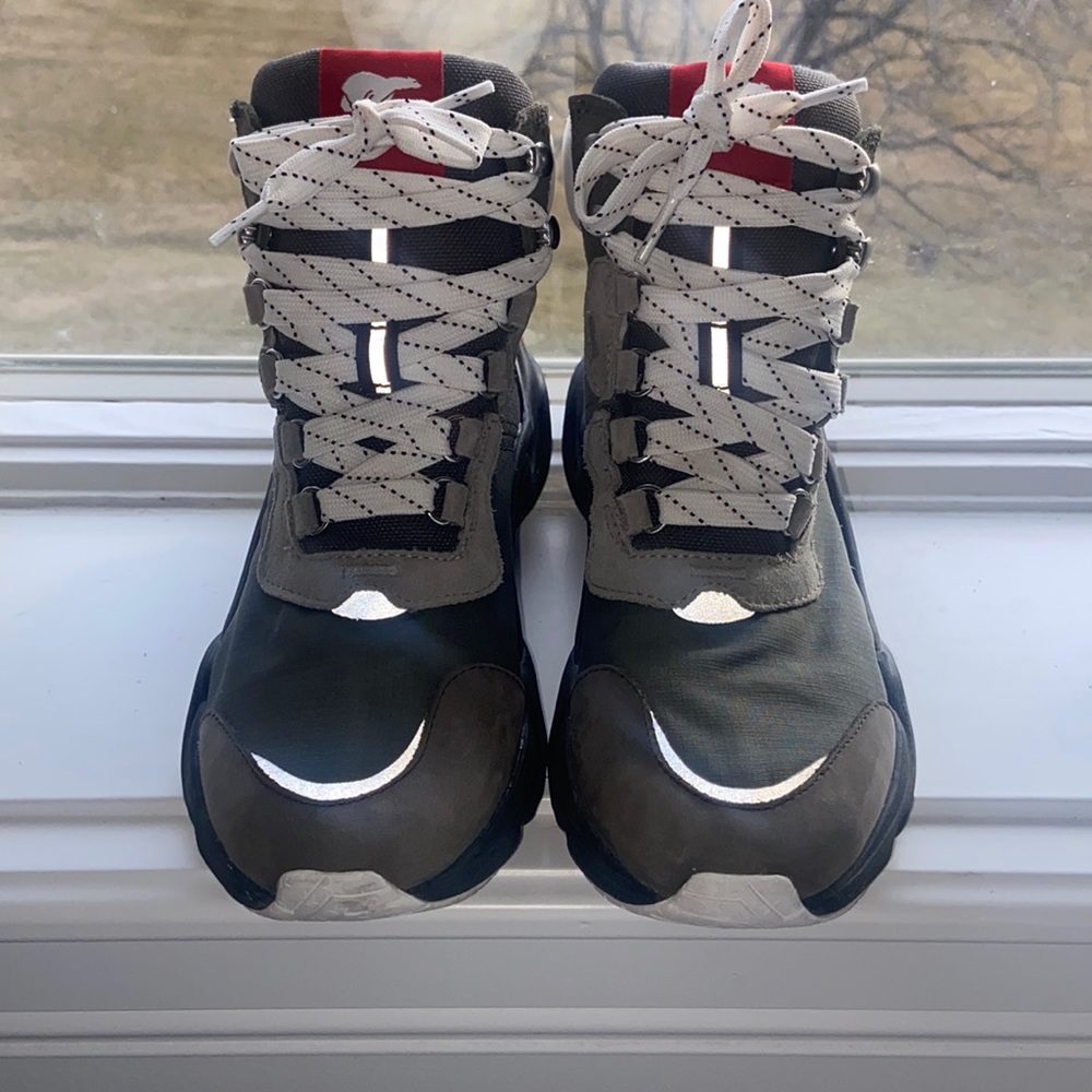 Sorels Kinetic Conquest Water Proof Alpine Tundra and Black Women’s Size 8